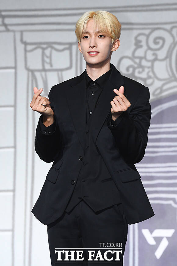 그룹 세븐틴 멤버 도겸이 8일 입대하며 군 복무를 시작한다. 그는 입대 전에 팬들에게 인사를 전하며 눈물을 보이기도 했다. /더팩트 DB