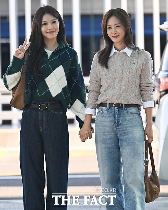 수영과 유리가 대화하고 있다.
