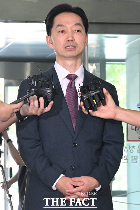 김지용 중대범죄수사청장 후보자(오른쪽)가 8일 오후 서울 종로구 정부서울청사 창성동 별관에 마련된 인사청문회 준비단에 출근하며 취재진의 질문에 답하고 있다. /김성렬 기자