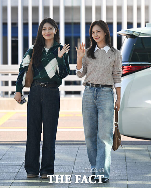 수영과 유리가 대화하고 있다.