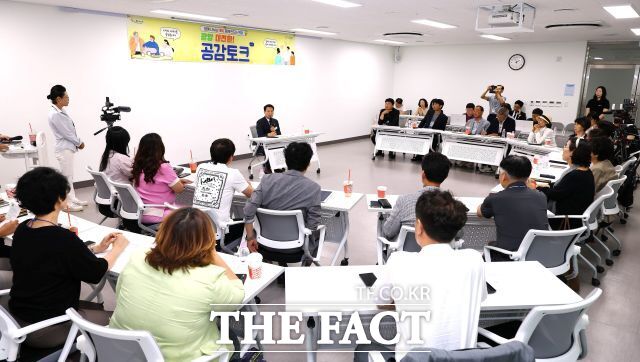광양시가 두 번째 '광양대전환! 공감 토크'를 열고 '광양에서 번 돈, 광양에서 쓰게 하려면 어떻게 해야 하는지'에 대해 함께 고민하는 시간을 가졌다. /광양시