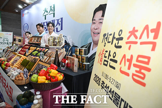 우체국쇼핑 모델 문세윤이 8일 서울 중구 서울중앙우체국에서 '우체국쇼핑 2026년 추석 선물 대전' 행사를 알리고 있다. /남윤호 기자