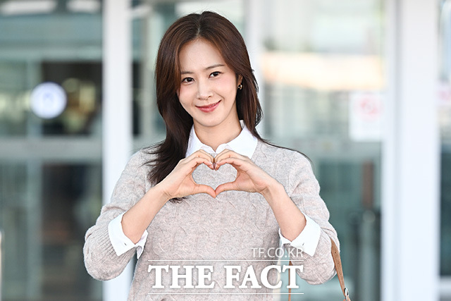그룹 소녀시대-효리수의 유리가 8일 오전 해외 일정 참석차 인천국제공항을 통해 미국 뉴욕으로 출국하며 포즈를 취하고 있다. /인천국제공항=송호영 기자