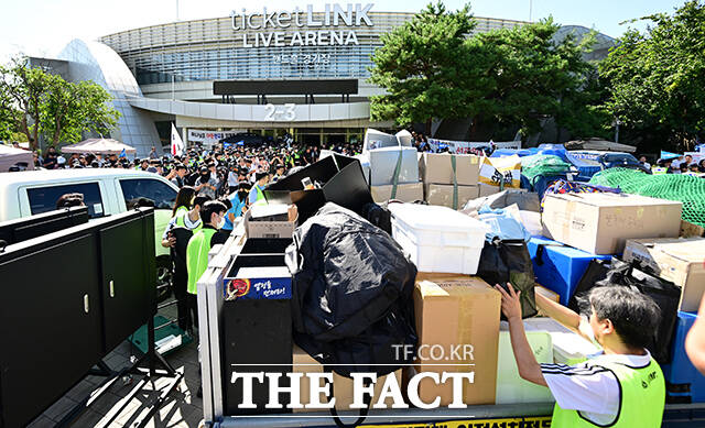 6·3 지방선거 투표용지 부족 사태에 따른 개표소 봉쇄 시위가 이어지고 있는 8일 오전 서울 송파구 올림픽공원 핸드볼경기장에서 대한체육회 산하 9개 종목 단체 관계자들이 물품을 반출하고 있다. /박헌우 기자