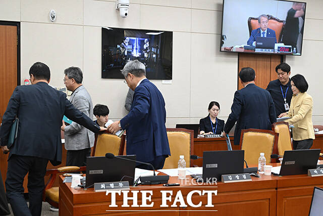 퇴장하던 중 민주당 의원들에게 항의하는 이진숙 국민의힘 의원(왼쪽)과 김장겸 의원.