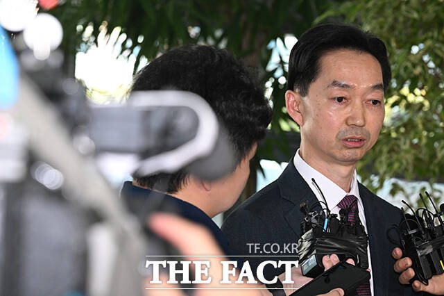 김지용 중대범죄수사청장 후보자(오른쪽)가 8일 오후 서울 종로구 정부서울청사 창성동 별관에 마련된 인사청문회 준비단에 출근하며 취재진의 질문에 답하고 있다. /김성렬 기자