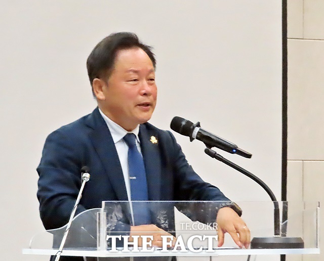 임경호 공주대 총장이 8일 고마센터에서 열린 공주대 충남대 통합 관련 시민설명회에서 통합 당위성에 대해 설명하고 있다. /김형중 기자