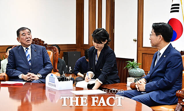 조정식 국회의장이 8일 오후 서울 여의도 국회에서 이시바 시게루 전 일본총리(왼쪽)를 접견하며 기념사진 촬영을 하고 있다. /국회=배정한 기자