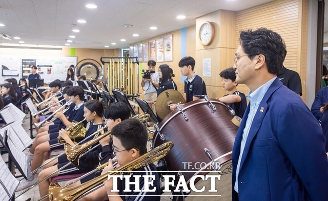 8일 안민석 경기도교육감이 화성 청림중학교에서 학생들의 오케스트라 연습을 지켜보고 있다. /김선우 기자