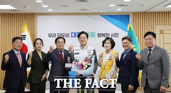 허태정 대전시장이 7일 대전시청 시장실에서 대한적십자사 대전·세종지사 명예회장으로 추대됐다. /대한적십자사 대전·세종지사