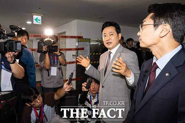 장동혁 국민의힘 대표가 선거 관련 용품들이 보관된 곳을 살펴본 뒤 시민들에게 내부 상황을 설명하고 있다. /사진공동취재단