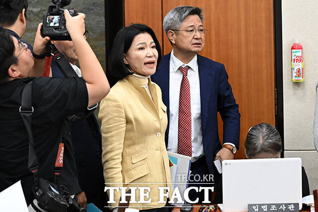 퇴장하던 중 민주당 의원들에게 항의하는 이진숙 국민의힘 의원(왼쪽)과 김장겸 의원.