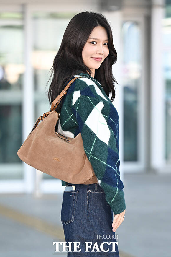 수영이 손인사를 하고 있다.