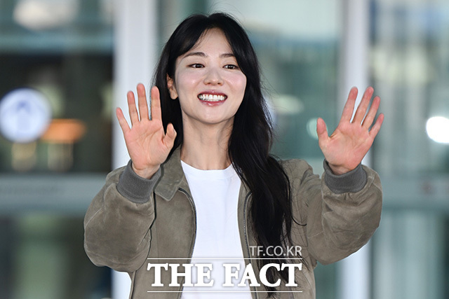 전여빈이 팬들에게 인사하고 있다.
