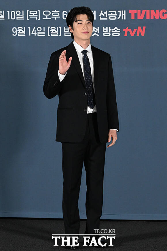 배우 백예인과 하율리, 오대환, 이준혁, 윤영빈 감독과 배우 서현우, 홍진기(왼쪽부터)가 8일 오전 서울 용산구 CGV 용산아이파크 몰에서 열린 티빙 오리지널 시리즈 '로또 1등도 출근합니다' 제작발표회에 참석해 포즈를 취하고 있다. /김성렬 기자