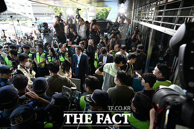 잠실 개표소 봉쇄 시위 95일만에 핸드볼경기장 진입하는 경찰과 대한체육회 관계자들.