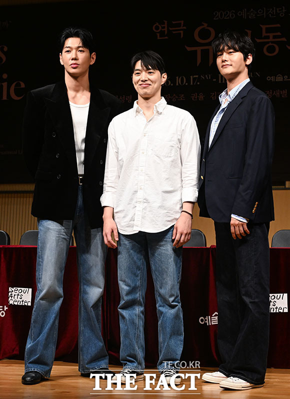 배우 임세미와 정새별, 정운선, 장승조, 권율, 김성령, 최정원, 문유강, 최정우, 배훈, 김경남(왼쪽부터)이 8일 오전 서울 서초구 예술의전당 음악당에서 열린 연극 ‘유리동물원’ 기자간담회에 참석해 포즈를 취하고 있다. /서예원 기자