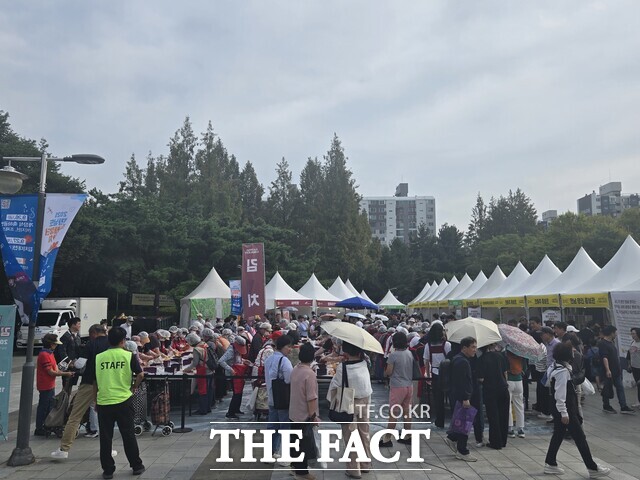 농산물 직거래 판촉 행사를 벌이고 있다. /전남광주시