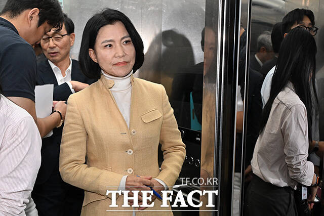 퇴장하던 중 민주당 의원들에게 항의하는 이진숙 국민의힘 의원(왼쪽)과 김장겸 의원.