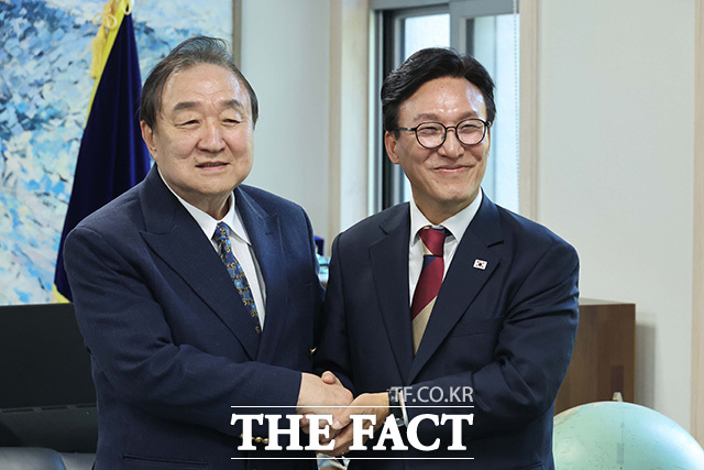 김민석 더불어민주당 대표(오른쪽)가 8일 오후 서울 여의도 국회 헌정회에서 정대철 헌정회장을 예방하며 기념촬영을 하고 있다. /국회사진기자단