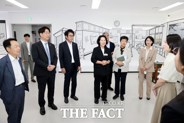 충남도의회 교육위원회 위원들이 충남도교육청기록원 관계자의 설명을 듣고 있다. /충남도의회
