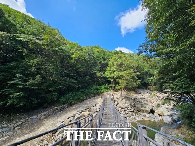 가평 연인산 용추계곡 탐방로. /경기도