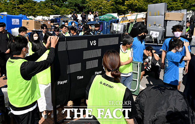대한체육회 관계자들이 스코어보드를 옮기고 있다.