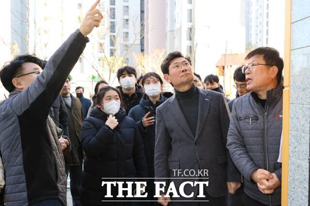지난 2025년 2월 경남아너스빌 디세터 부실시공 현장을 살피는 이상일 용인시장. /용인시