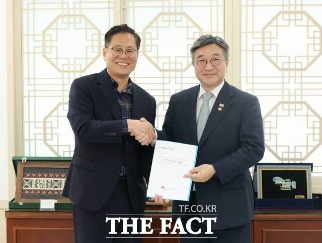 8일 정부서울청사에서 조지훈 전주시장(왼쪽)이 윤호중 행정안전부 장관을 면담하고 지역 현안 사업의 필요성을 피력하며 교부세 지원을 요청하고 있다. /전주시