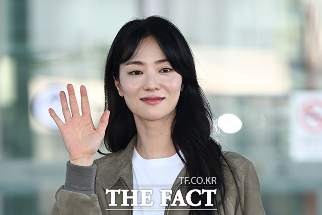 전여빈이 팬들에게 인사하고 있다.