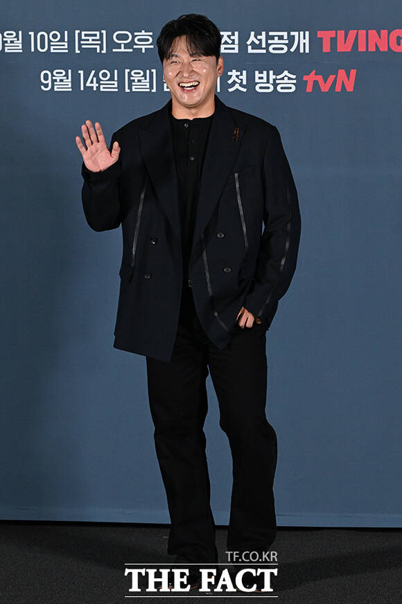 배우 백예인과 하율리, 오대환, 이준혁, 윤영빈 감독과 배우 서현우, 홍진기(왼쪽부터)가 8일 오전 서울 용산구 CGV 용산아이파크 몰에서 열린 티빙 오리지널 시리즈 '로또 1등도 출근합니다' 제작발표회에 참석해 포즈를 취하고 있다. /김성렬 기자