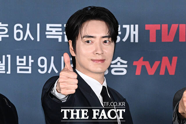배우 이준혁이 8일 오전 서울 용산구 CGV 용산아이파크 몰에서 열린 티빙 오리지널 시리즈 '로또 1등도 출근합니다' 제작발표회에 참석해 포즈를 취하고 있다. /김성렬 기자