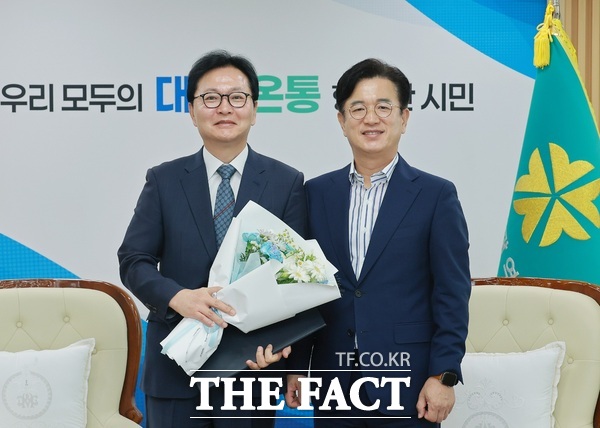 허태정 대전시장(오른쪽)이 8일 민인홍 신임 대전시설관리공단 이사장에게 임명장과 취임 축하 꽃다발을 전달하고 있다. /대전시