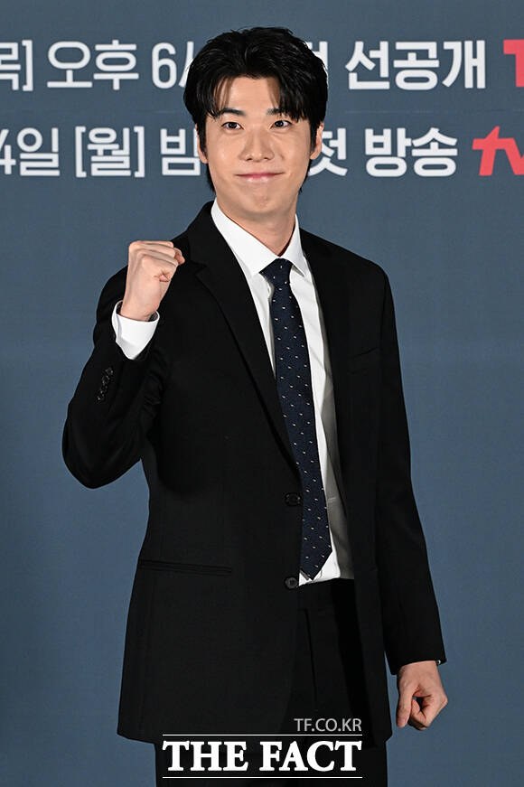 배우 백예인과 하율리, 오대환, 이준혁, 윤영빈 감독과 배우 서현우, 홍진기(왼쪽부터)가 8일 오전 서울 용산구 CGV 용산아이파크 몰에서 열린 티빙 오리지널 시리즈 '로또 1등도 출근합니다' 제작발표회에 참석해 포즈를 취하고 있다. /김성렬 기자