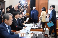  '이진숙 발언 및 표결 회피 결의안'에 항의하며 퇴장한 국민의힘 [TF사진관]