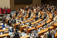  교섭단체 대표연설 마치자 기립박수 하는 국힘과 자리 떠나는 민주당 [포토]