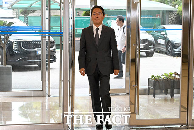 김승원 법무부 장관 후보자가 9일 오전 서울 종로구 현대적선빌딩에 마련된 후보자 인사청문회 준비 사무실로 출근하며 취재진의 질문에 답하고 있다. /박상민 기자