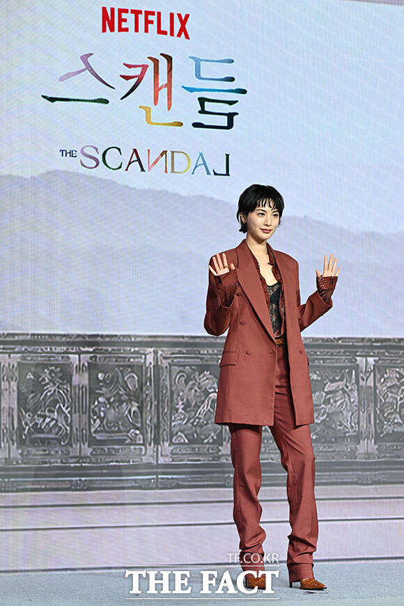 배우 나나가 9일 오전 서울 종로구 JW 메리어트 동대문 스퀘어에서 열린 넷플릭스 오리지널 시리즈 '스캔들' 제작발표회에 참석해 포즈를 취하고 있다. /김성렬 기자