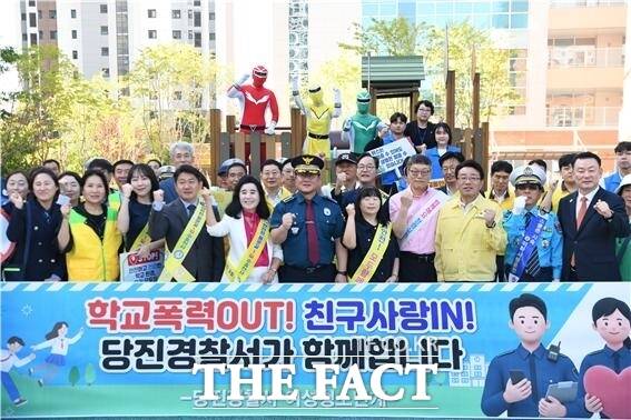 당진경찰서는 8일 수청초 앞에서 '학교폭력 및 야차룰 예방을 위한 등굣길 합동 캠페인'을 전개했다. /당진경찰서