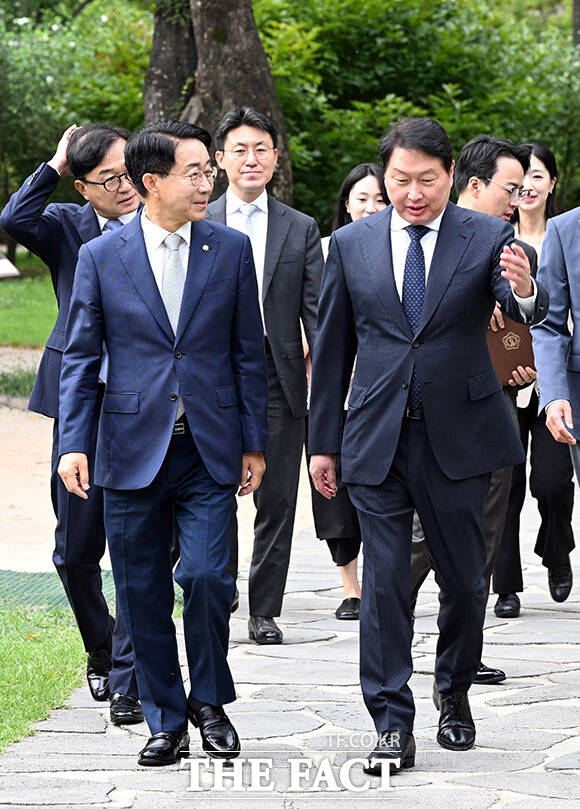 조정식 국회의장(왼쪽)에게 경제계 제언 전달하는 최태원 회장.