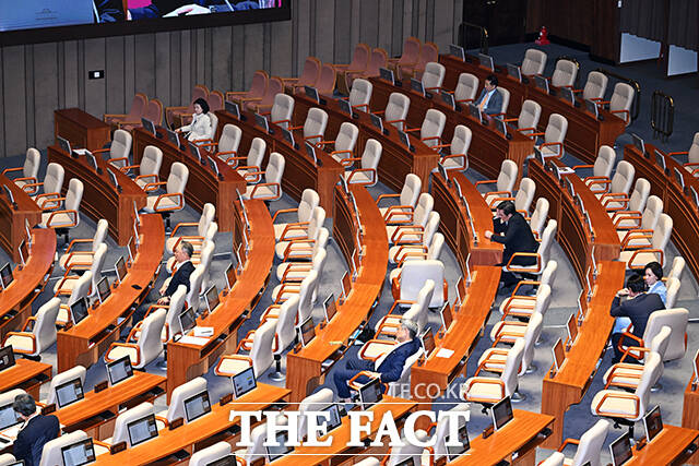 전용기 더불어민주당 의원이 9일 오후 서울 여의도 국회에서 열린 정치 분야 대정부 질문에 참석해 이진수 법무부 장관 직무대행에게 질의를 하는 가운데 많은 의석이 비어있다. /국회=배정한 기자