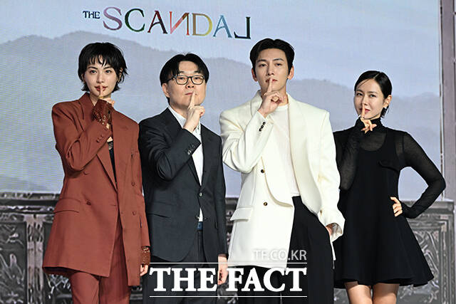 배우 나나와 정지우 감독, 배우 지창욱과 손예진(왼쪽부터)이 9일 오전 서울 종로구 JW 메리어트 동대문 스퀘어에서 열린 넷플릭스 오리지널 시리즈 '스캔들' 제작발표회에 참석해 포즈를 취하고 있다. /김성렬 기자