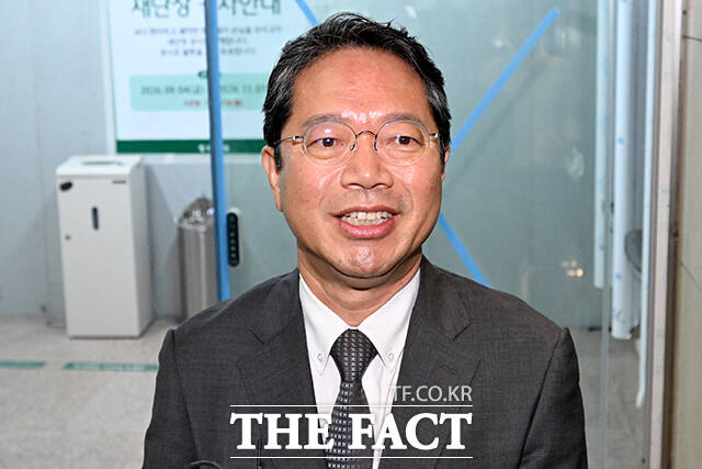 김승원 법무부 장관 후보자가 9일 오전 서울 종로구 현대적선빌딩에 마련된 후보자 인사청문회 준비 사무실로 출근하며 취재진의 질문에 답하고 있다. /박상민 기자