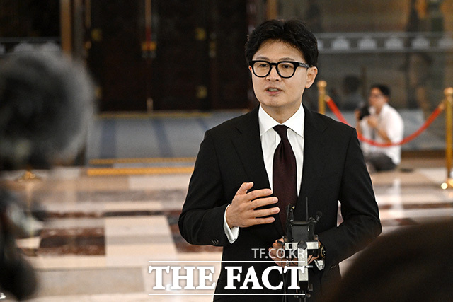 한동훈 무소속 의원이 9일 오후 서울 여의도 국회 로텐더홀에서 김승원 법무부 장관 후보자 의혹 관련 발언을 하고 있다. /남용희 기자