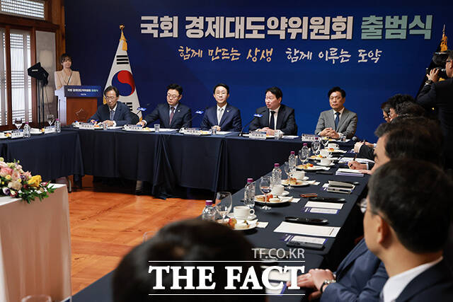 조정식 국회의장(왼쪽)에게 경제계 제언 전달하는 최태원 회장.