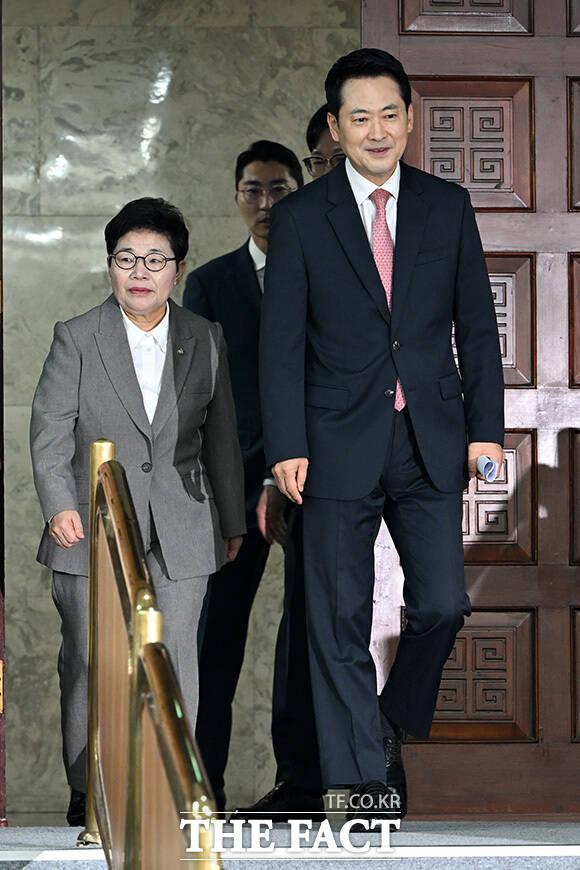 '국민안전-경찰 수사종결권 통제·개선 토론회' 참석해 기념촬영하는 장 대표(가운데)와 참석자들.