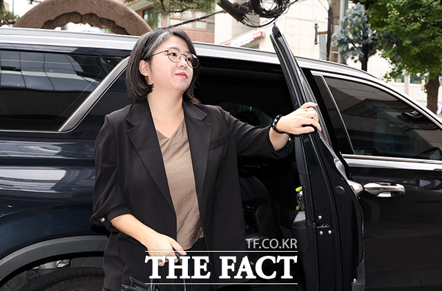 용혜인 후보자가 엘리베이터를 기다리고 있다.