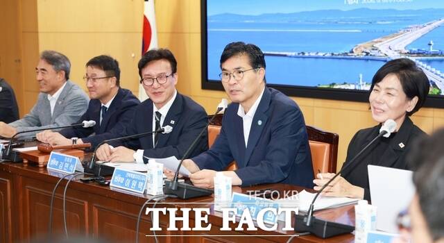 9일 전북도청 종합상황실에서 이원택 전북도지사(오른쪽 두 번째)가 김민석 더불어민주당 당대표(오른쪽 세 번째)와 예산정책협의회를 갖고 있다. /전북도