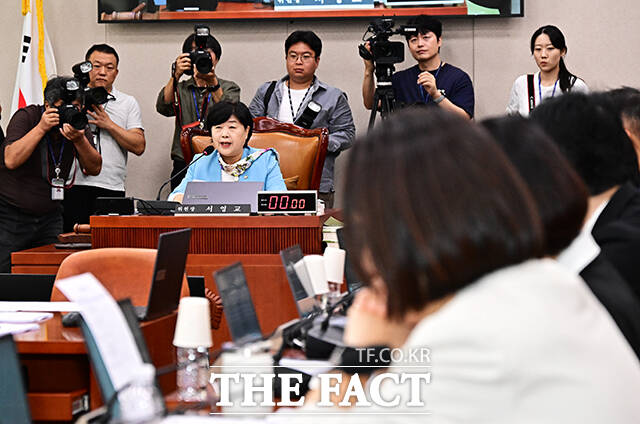 법사위 전체회의 주재하는 서영교 법사위원장.