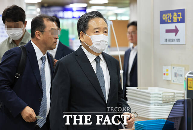 허영인 상미당홀딩스(옛 SPC 그룹) 회장이 9일 오전 서울 서초구 서울중앙지방법원에서 열린 '노동조합 및 노동관계조정법 위반 등 혐의' 공판에 출석하고 있다. /박헌우 기자